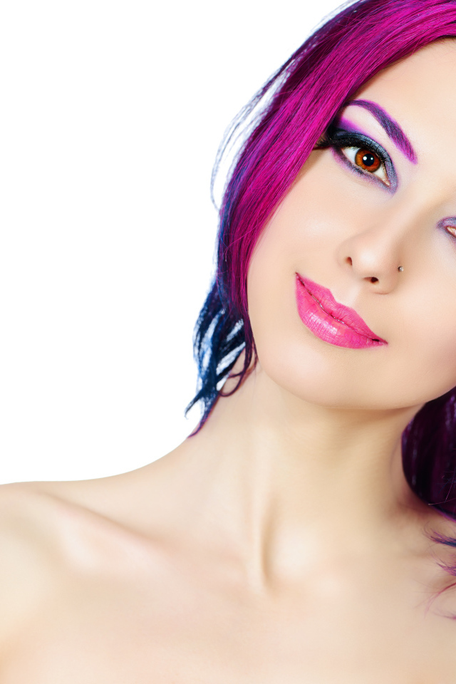 Красивая девушка с розовыми волосами на белом фоне 