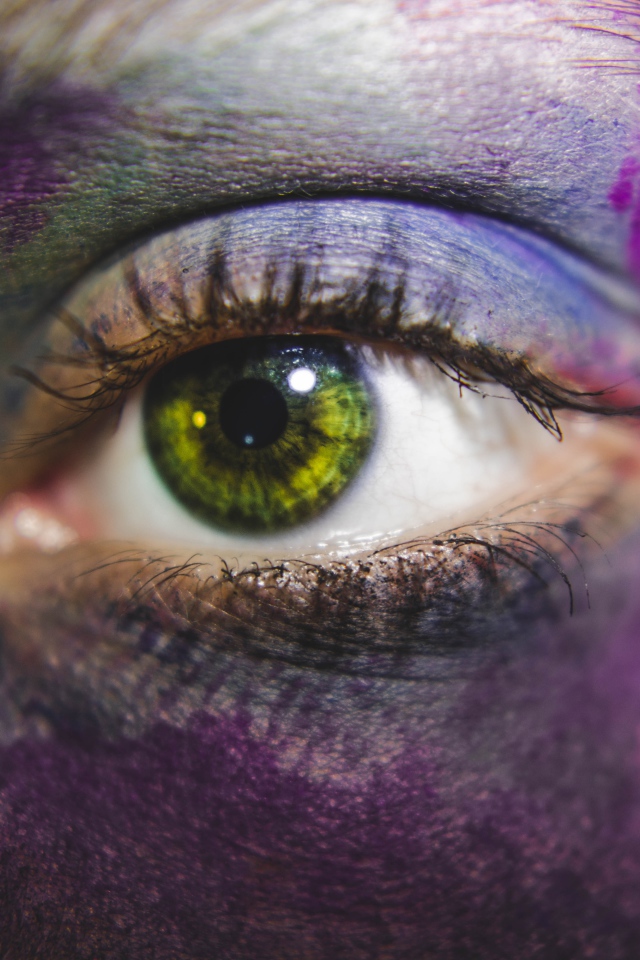 Красивый зеленый глаз в краске 