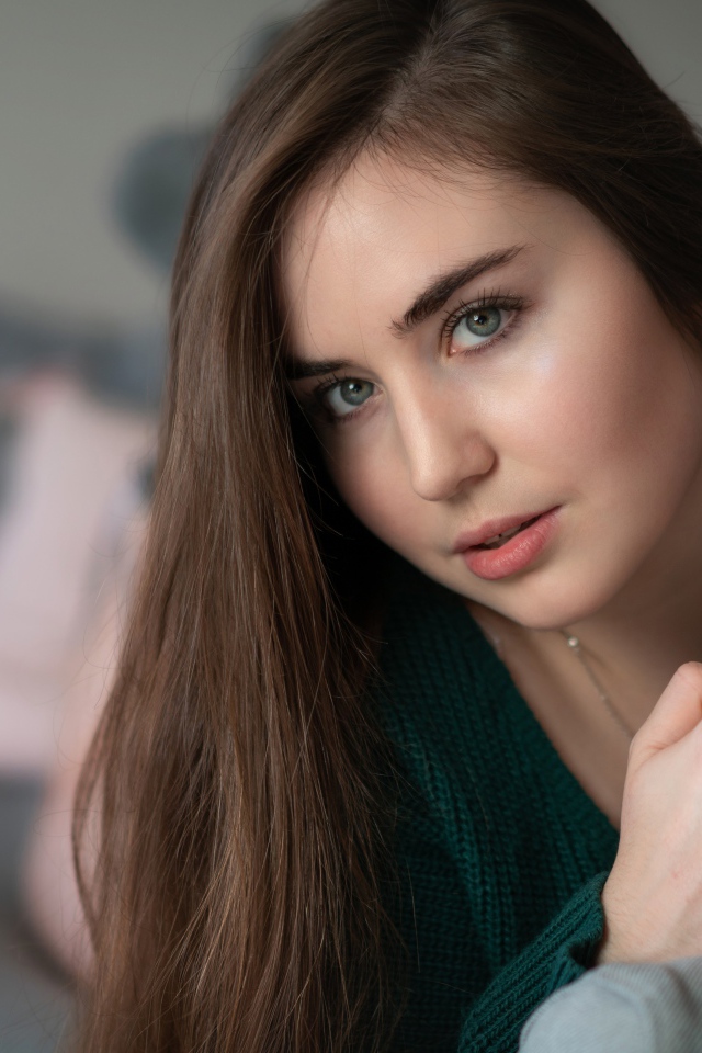 Красивая длинноволосая шатенка с серыми глазами