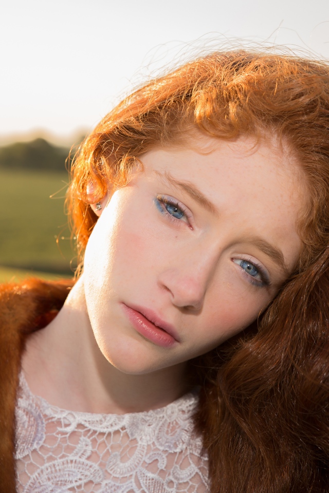 Красивая рыжеволосая девушка в шубе