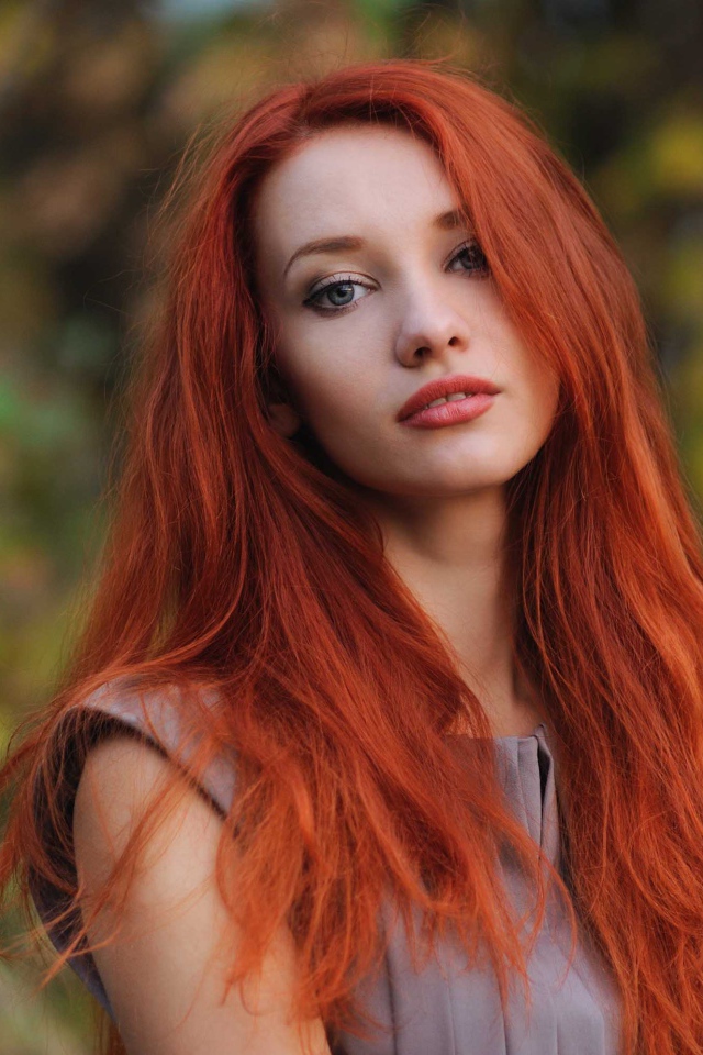 Красивая рыжеволосая девушка с голубыми волосами