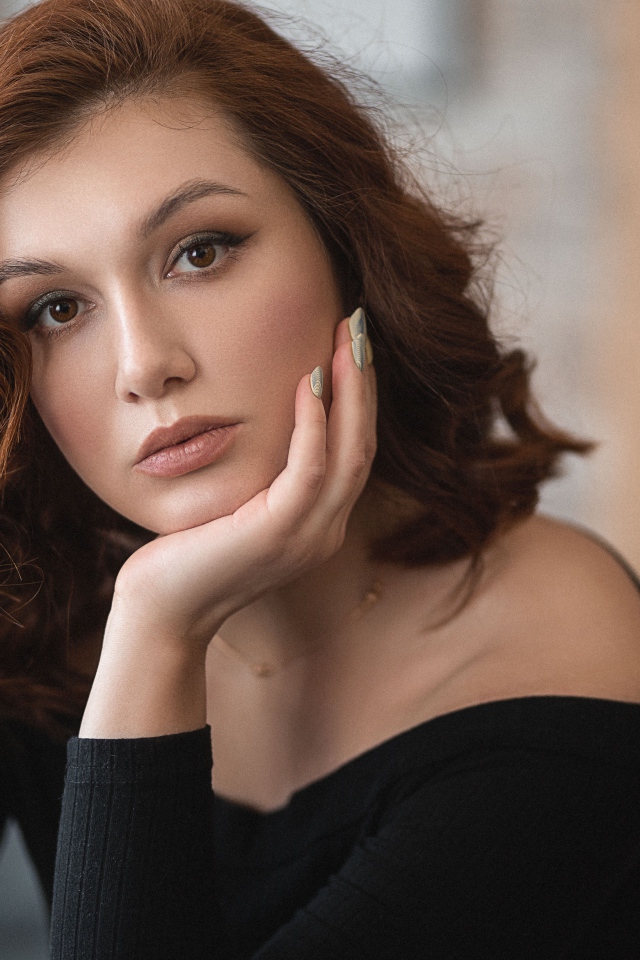 Красивая грустная девушка в черном свитере