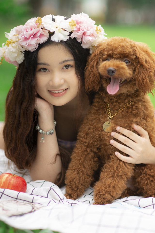 Красивая улыбающаяся девушка азиатка с собакой 