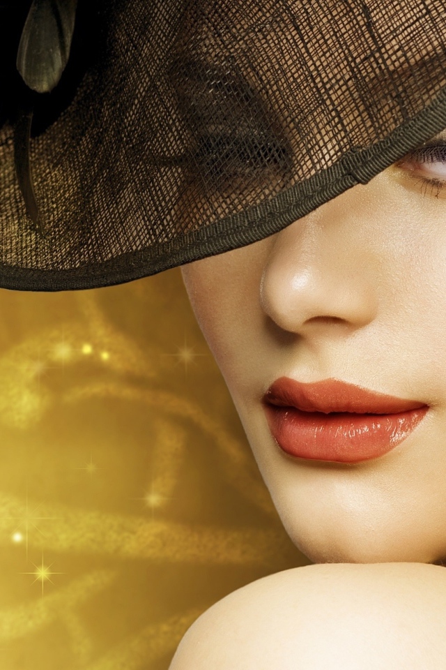 Красивая стильная женщина в черной шляпе 