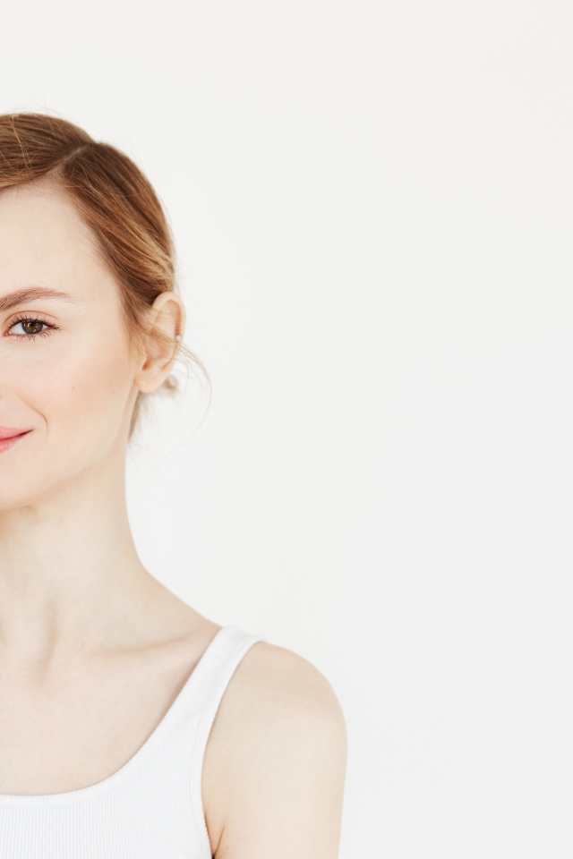 Красивая нежная девушка в белой майке