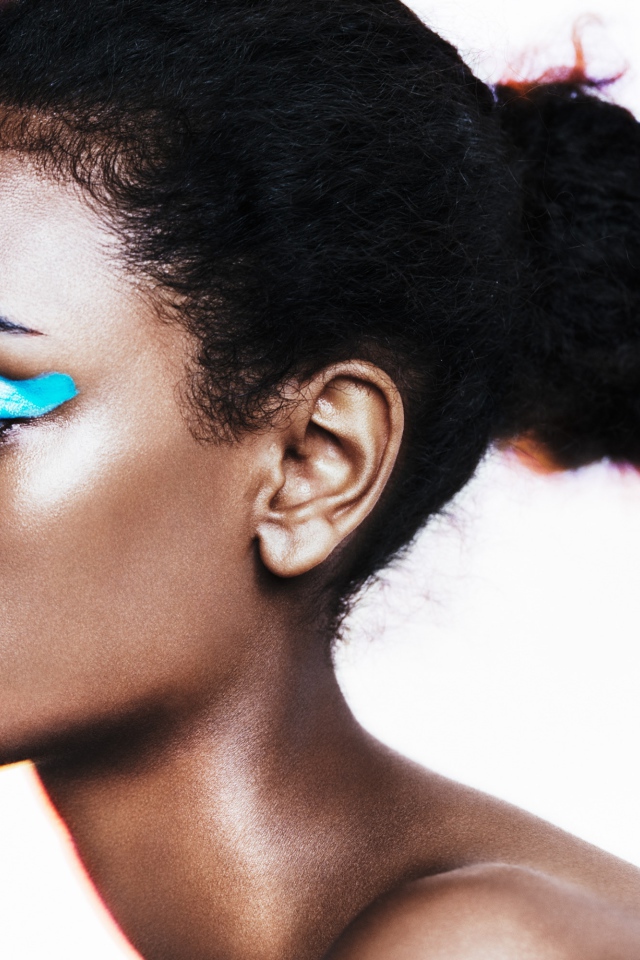 Темнокожая девушка с голубыми тенями на глазах 