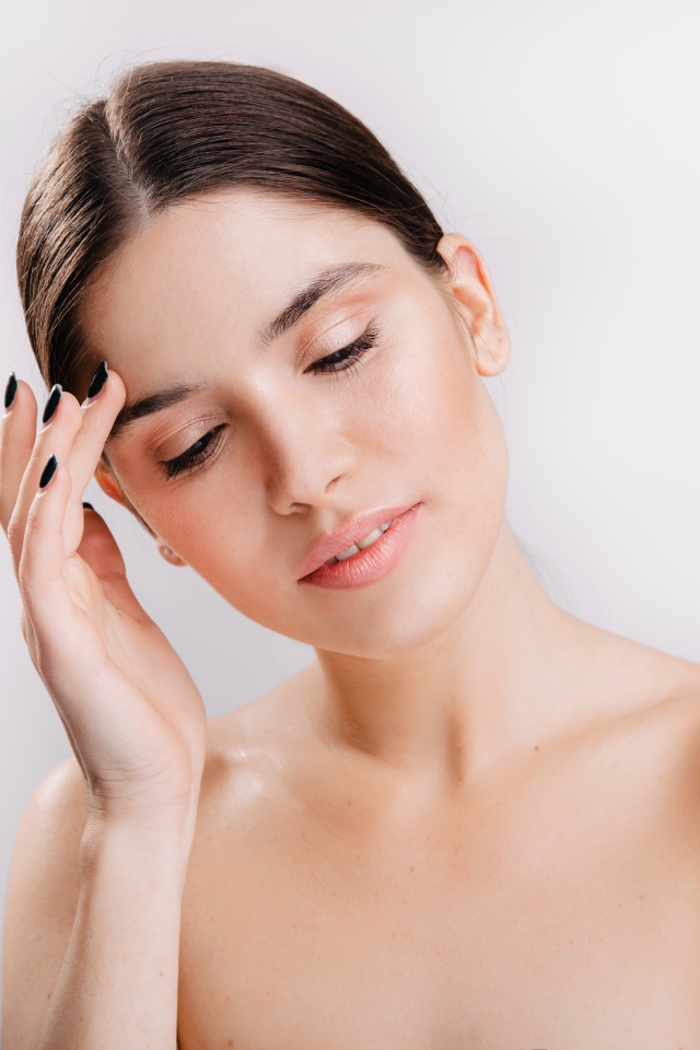 Черный лак на ногтях у милой девушки