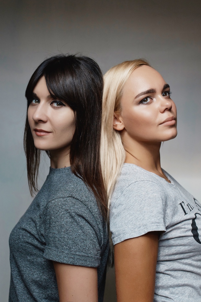 Блондинка и брюнетка на сером фоне