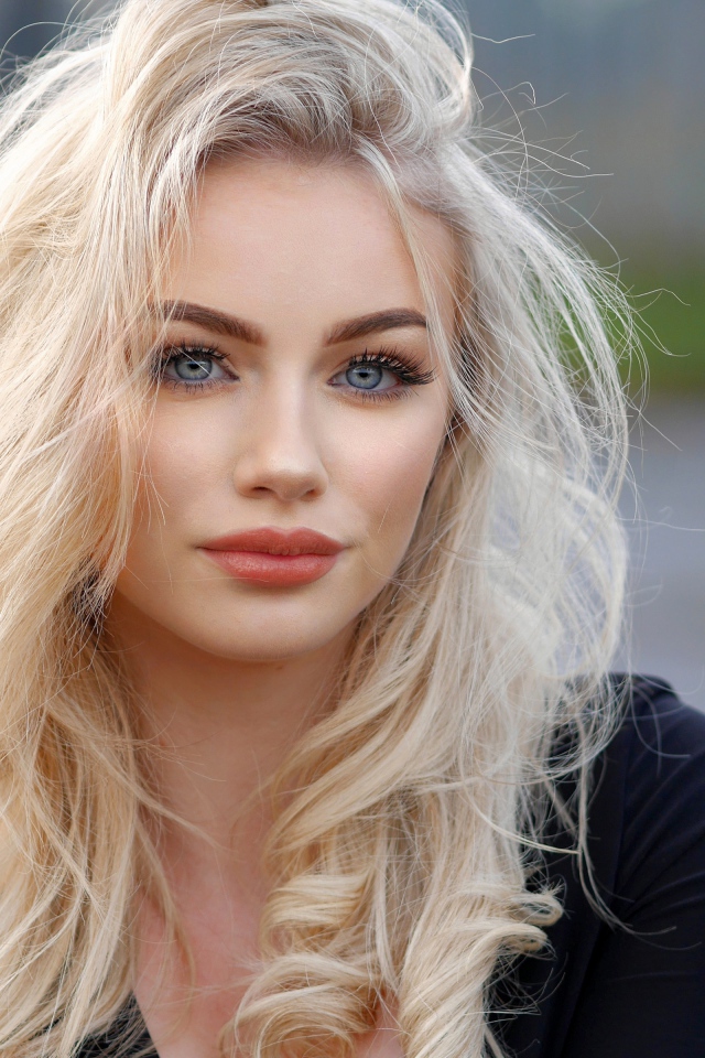 Голубоглазая девушка блондинка крупным планом 