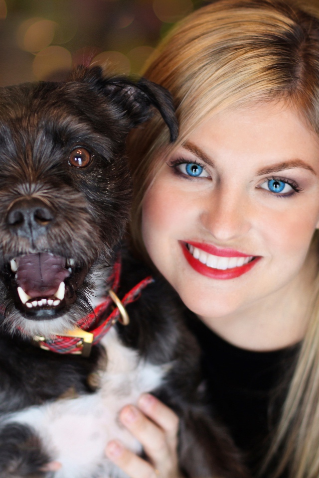 Голубоглазая блондинка с черной собакой 