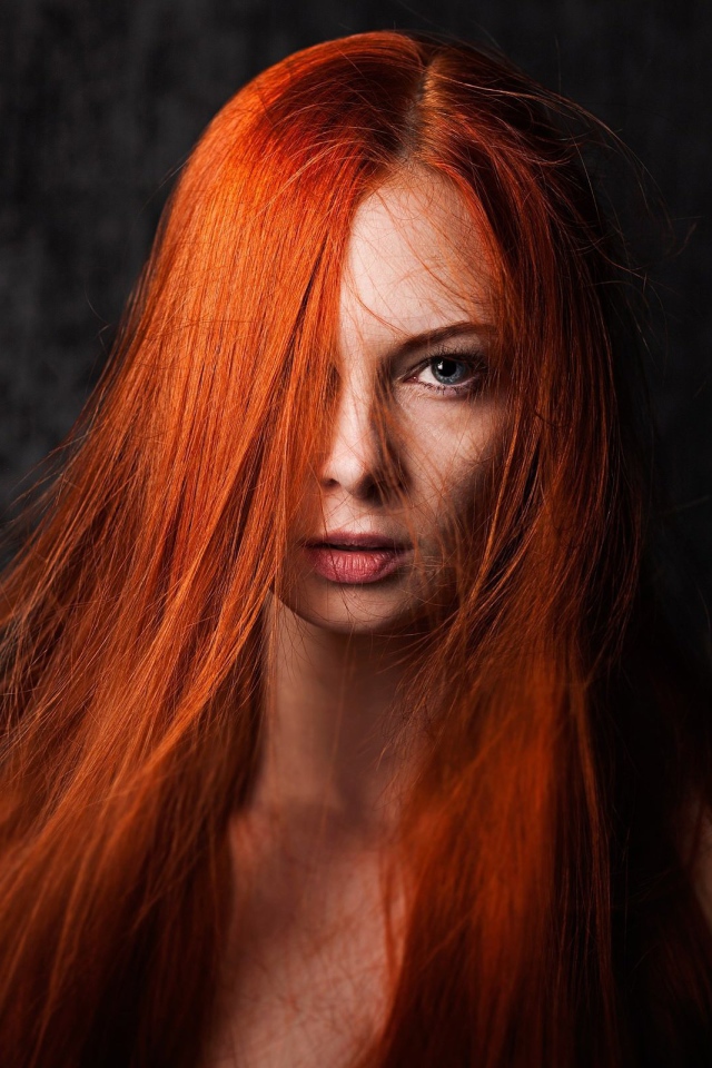 Яркая рыжеволосая девушка с голубыми глазами