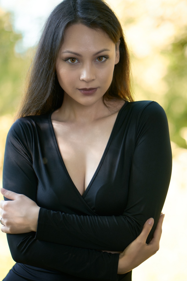 Кареглазая брюнетка модель в черном платье