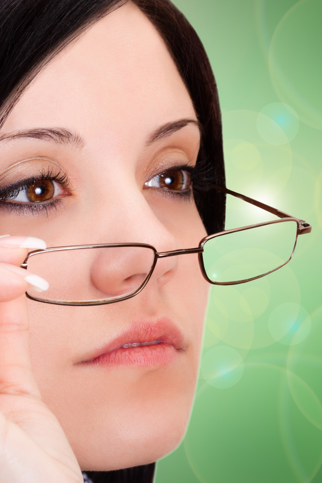 Деловая девушка с карими глазами в очках 