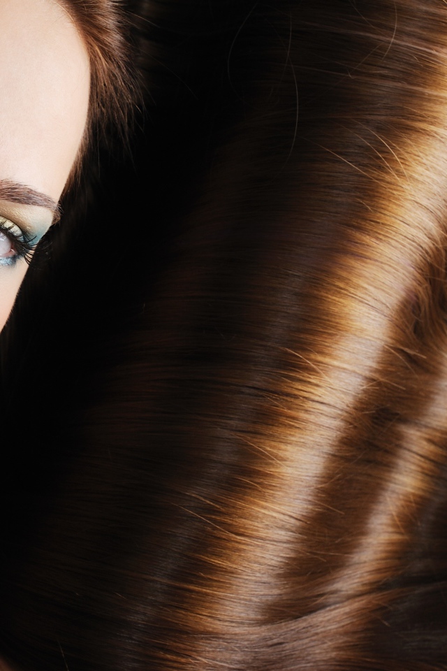 Чистые блестящие волосы красивой девушки 