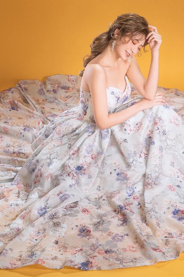 Милая девушка азиатка в красивом длинном платье