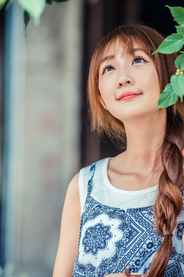 Милая девушка азиатка с косой на голове