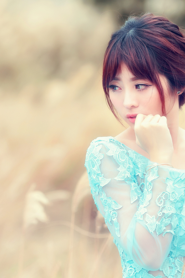 Милая девушка азиатка в голубом платье 