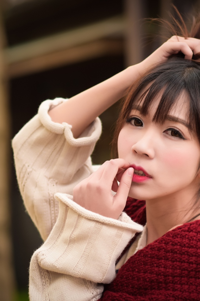 Милая девушка азиатка с рукой в волосах 