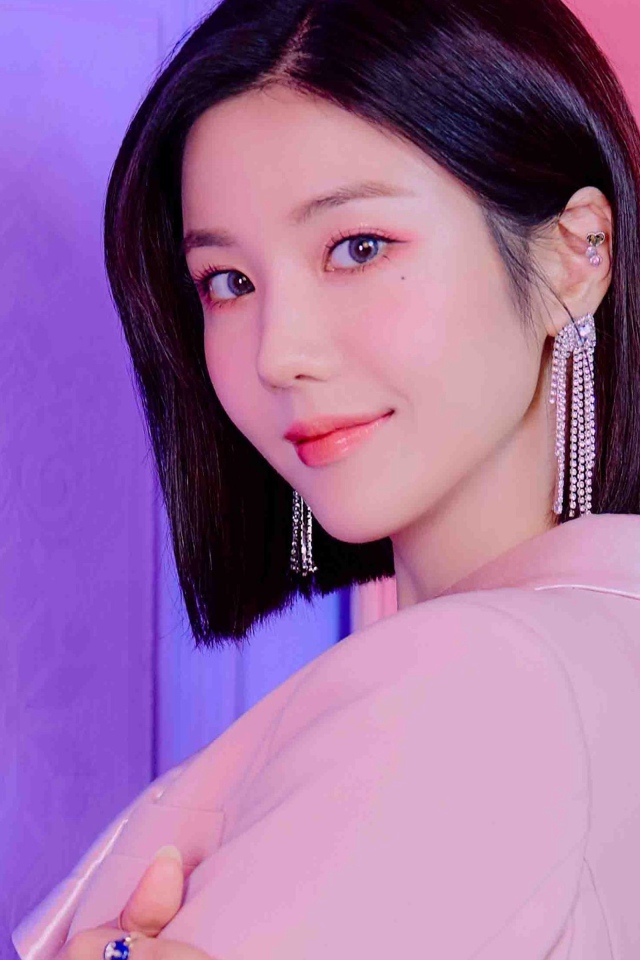 Милая девушка азиатка с короткой стрижкой на розовом фоне 