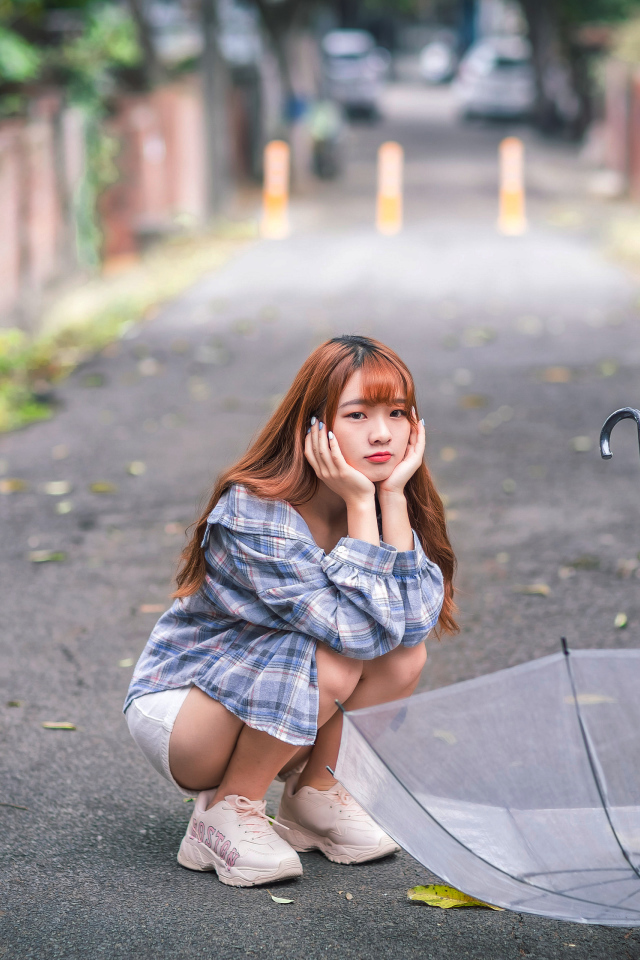 Милая девушка азиатка с прозрачным зонтом