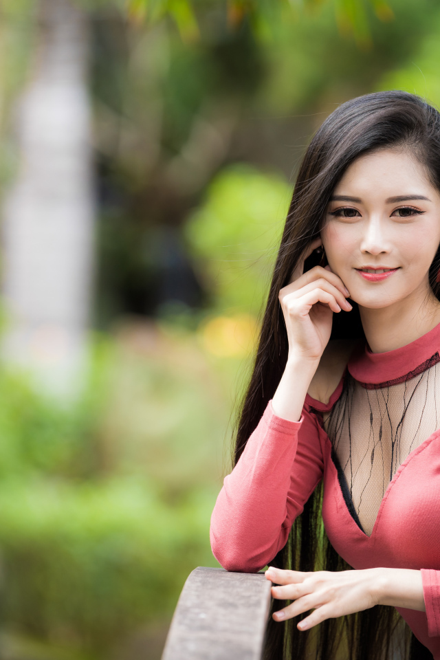 Милая улыбающаяся девушка азиатка розовой кофте