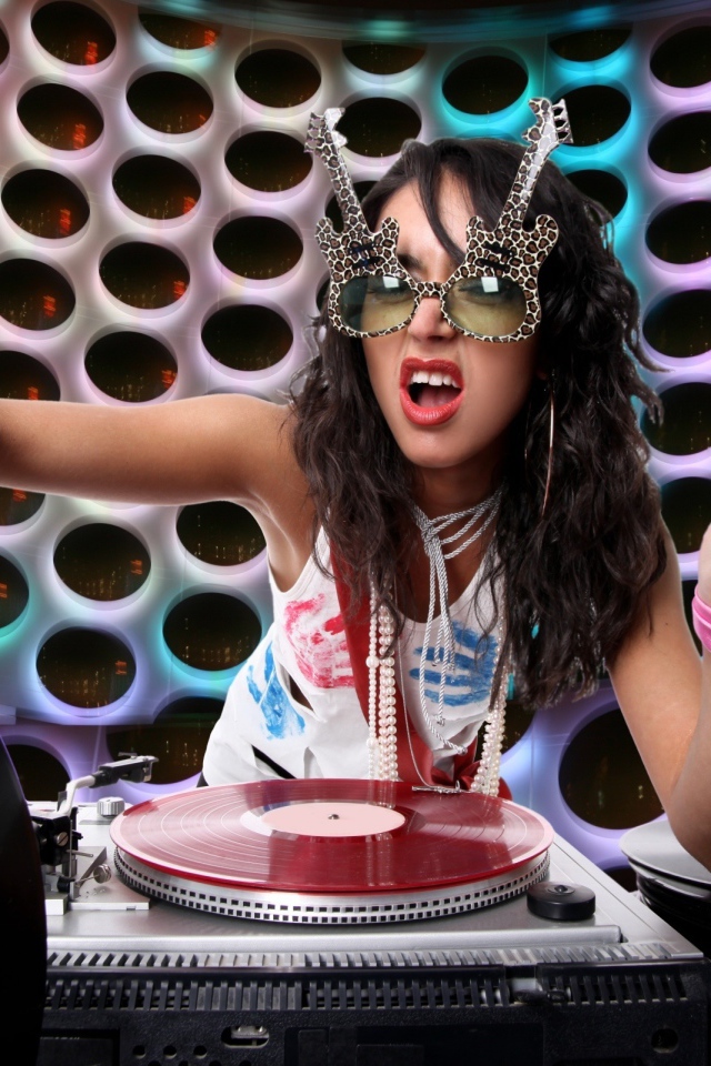 Девушка диджей с пластинками 
