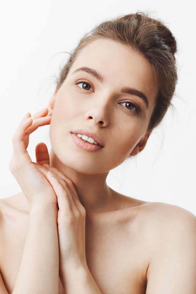 Нежная кареглазая девушка с карими глазами на белом фоне 