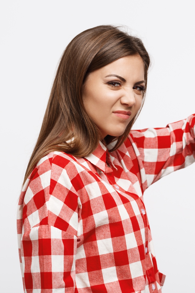 Недовольная девушка опустила палец вниз 