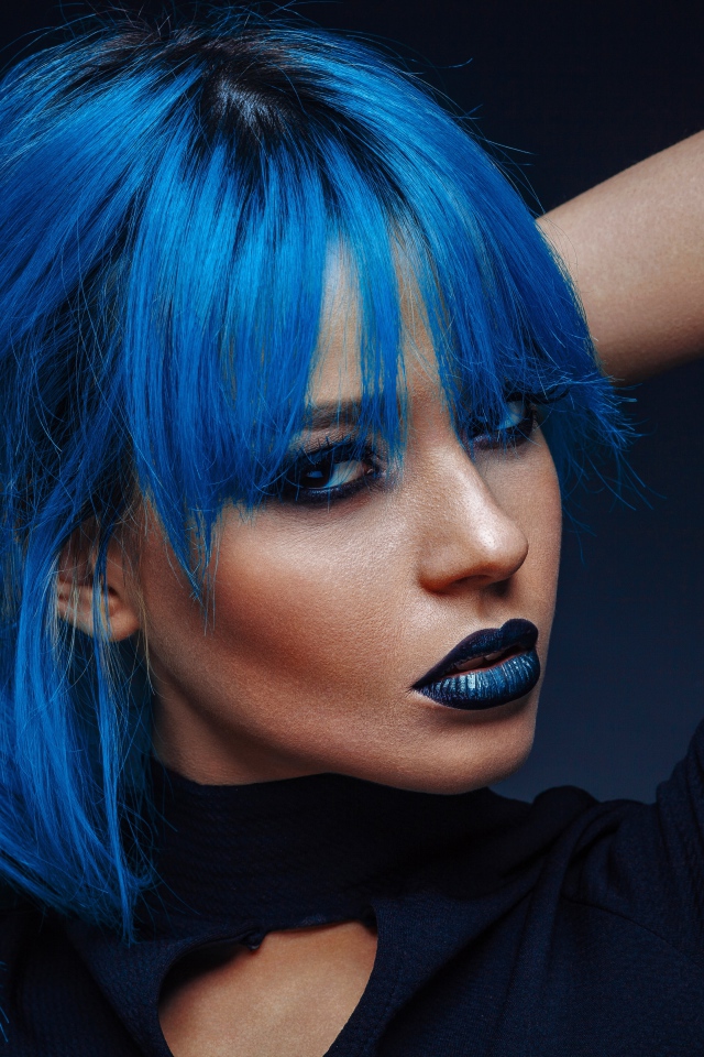 Девушка с синими волосами на черном фоне