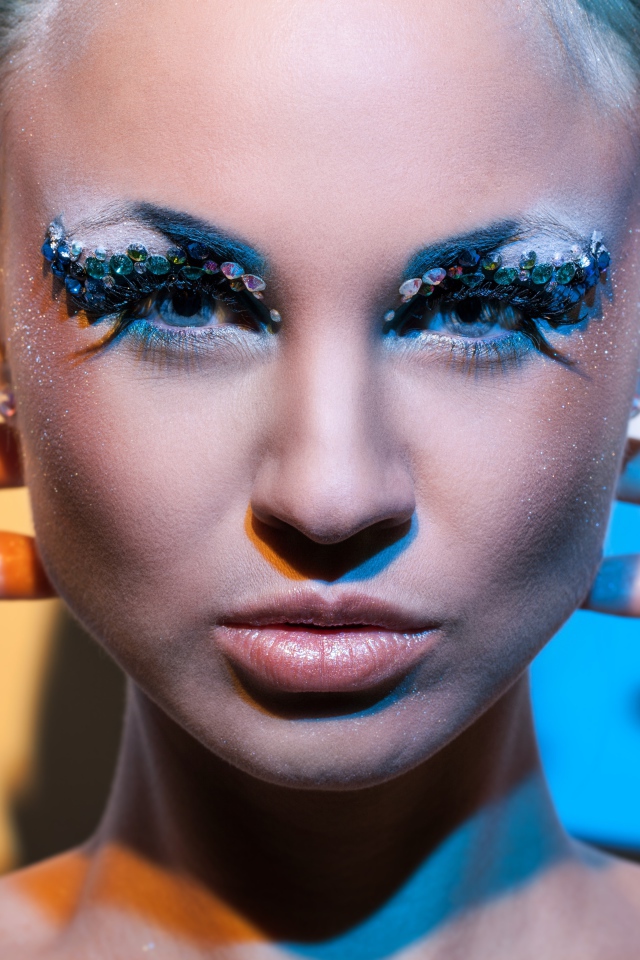 Девушка с голубым макияжем на глазах