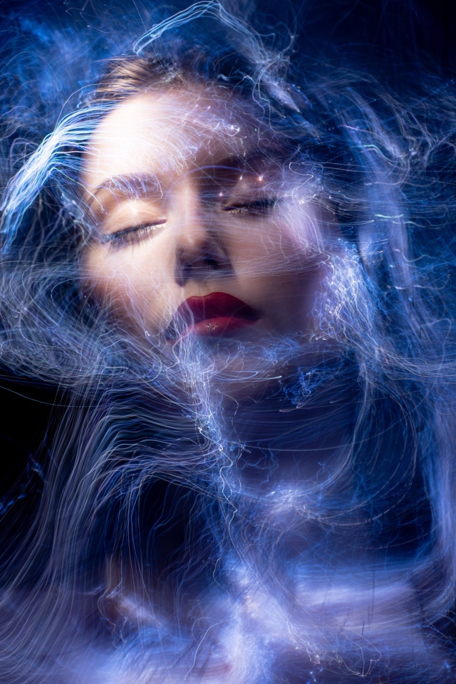 Девушка с закрытыми глазами в паутине
