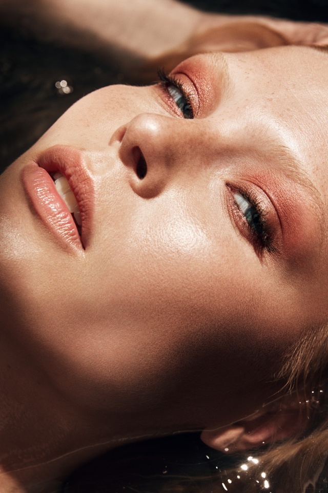 Девушка с нежными макияжем в воде