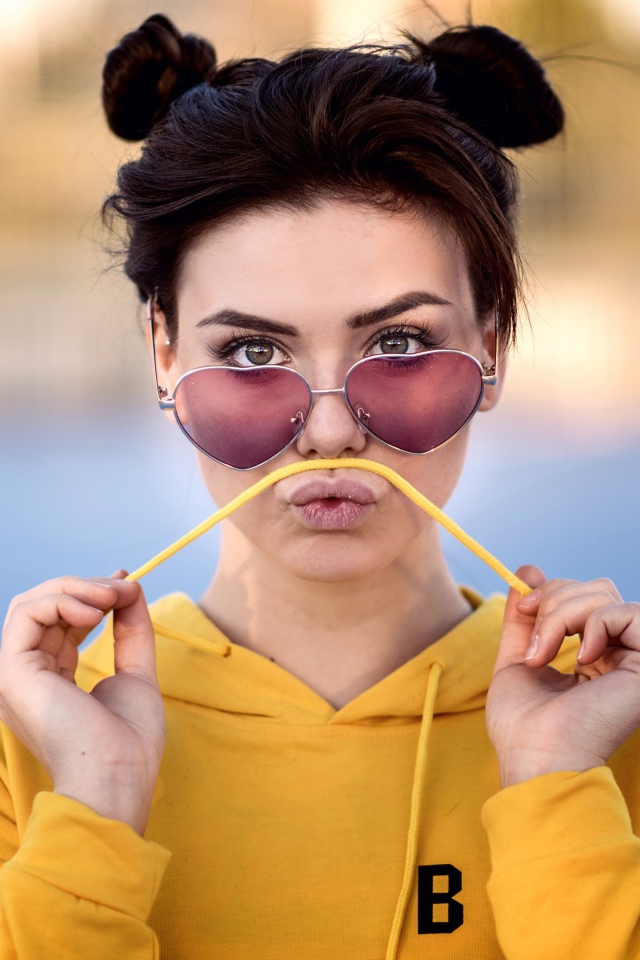 Девушка в очках в желтом худи 