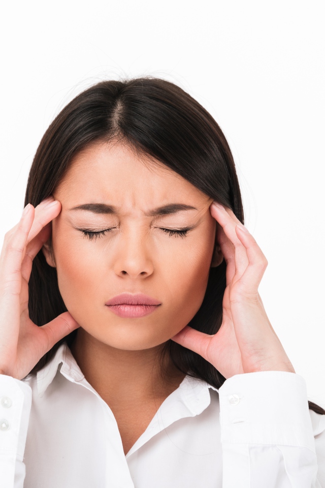 Девушка с головной болью на белом фоне 