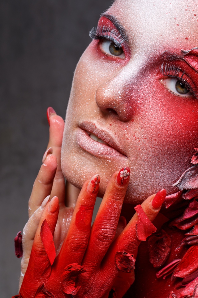 Девушка с красным декором на теле 