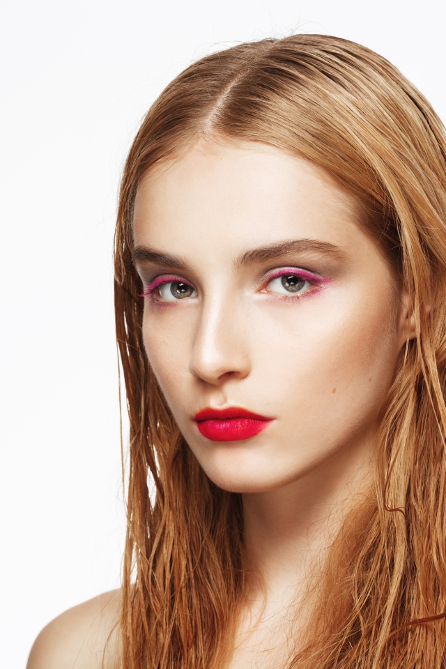 Девушка с мокрыми волосами с макияжем на лице