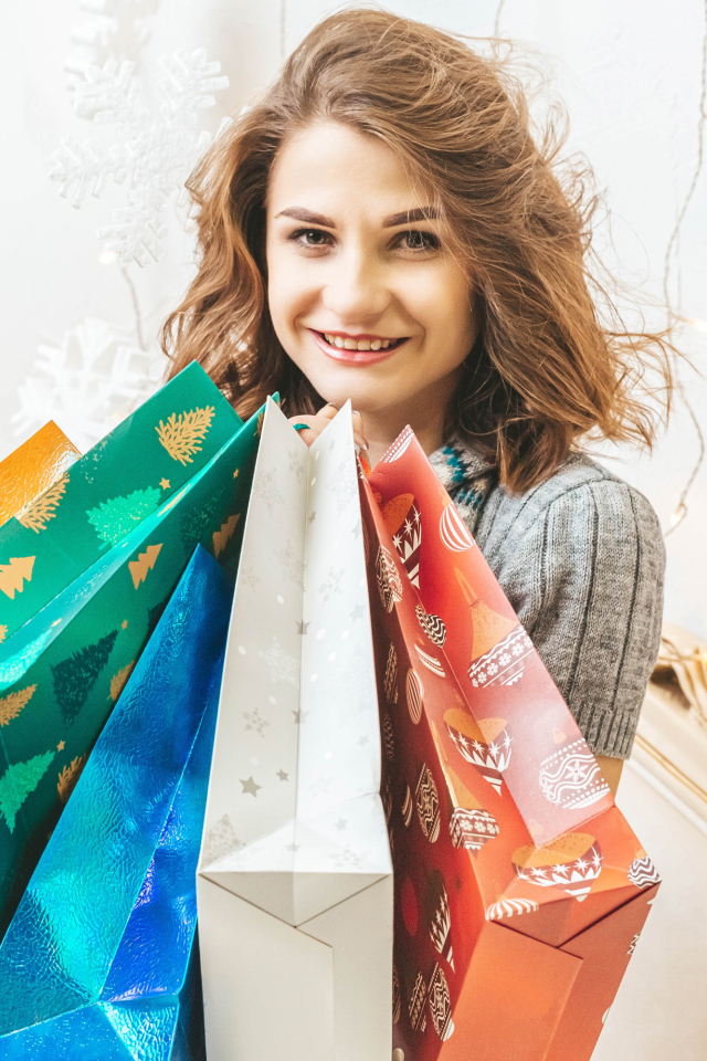 Счастливая девушка с покупками