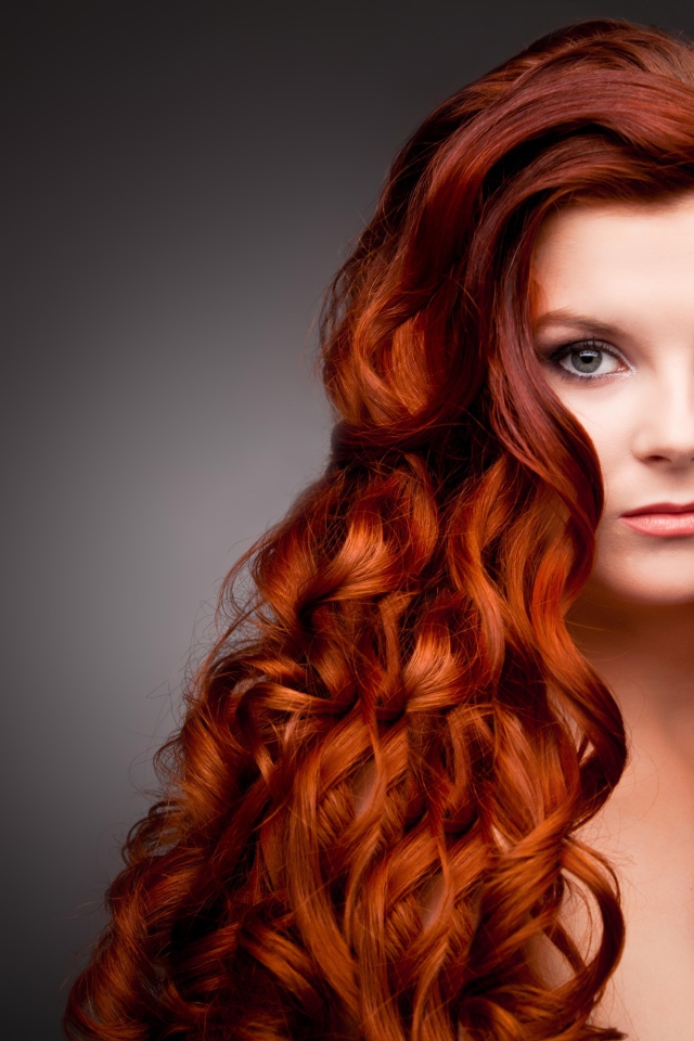 Длинные ярко рыжие волосы у красивой девушки 
