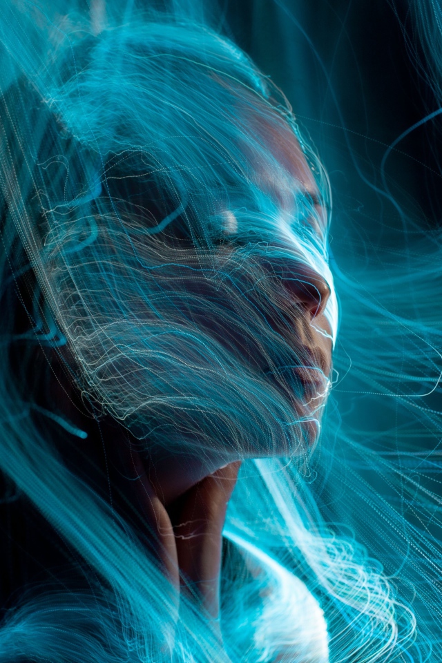 Магическая девушка с паутиной на лице 