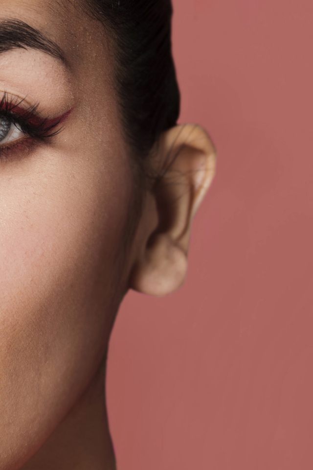 Часть лица голубоглазой женщины 