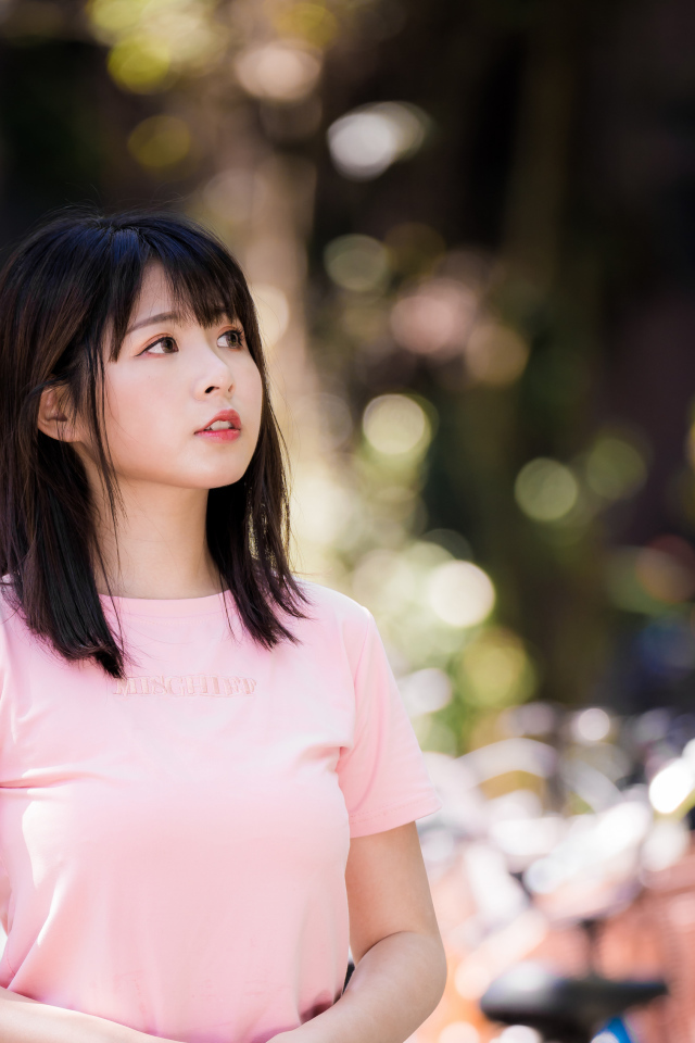 Настоящая девушка азиатка в розовой футболке