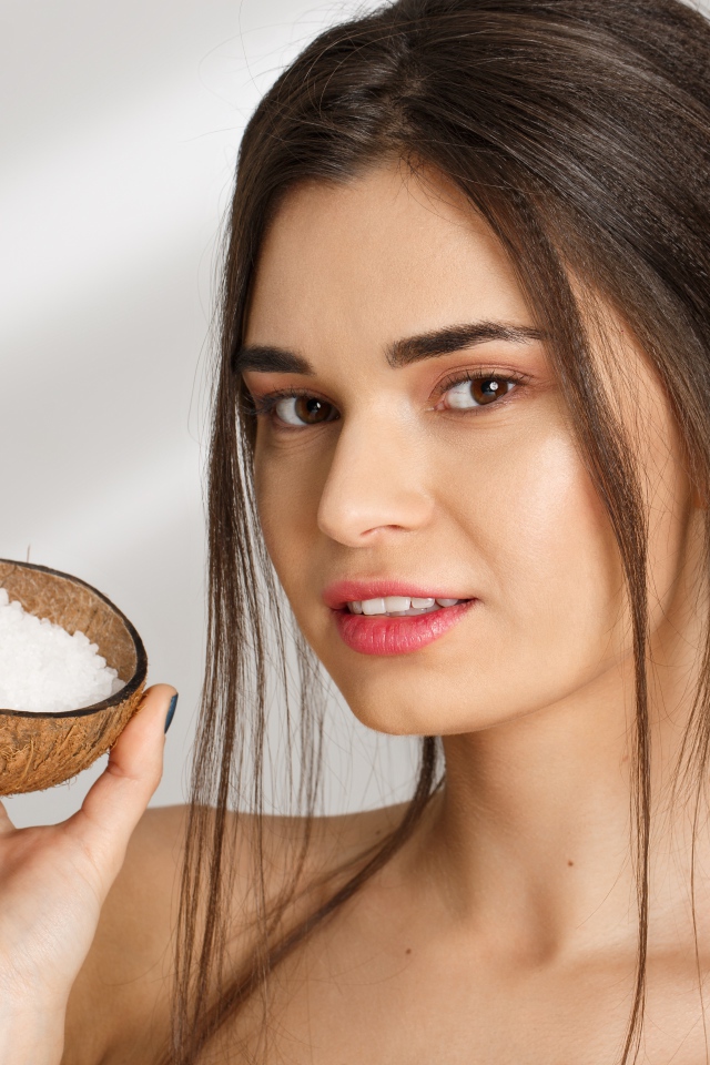 Настоящая девушка с морской солью в руке