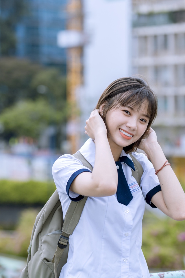 Улыбающаяся девушка азиатка со стрижкой каре