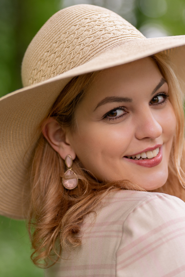 Улыбающаяся кареглазая девушка  в шляпе 