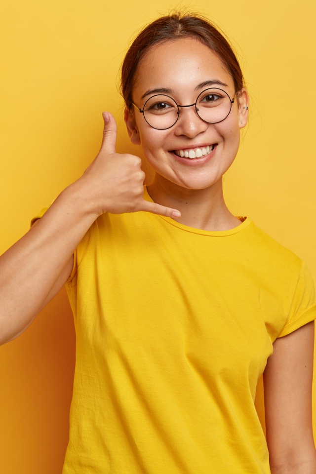 Улыбающаяся девушка на желтом фоне 