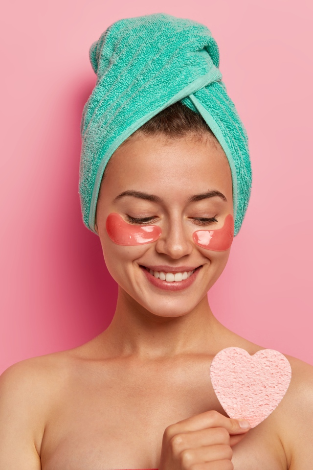 Улыбающаяся девушка с полотенцем на голове после душа