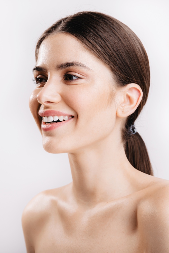 Улыбающаяся настоящая девушка без макияжа