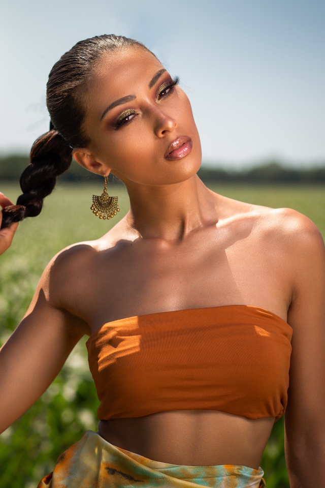 Стильная брюнетка с косой на голове 