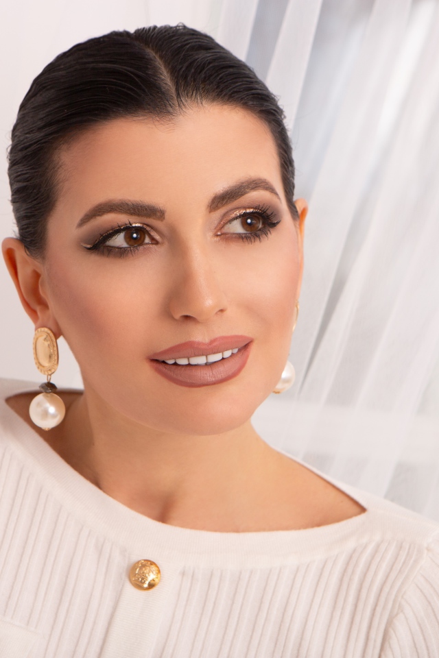 Стильная девушка в белом свитере 