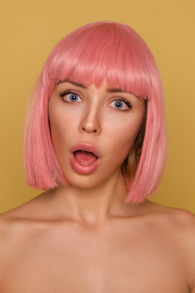 Удивленная девушка с розовыми волосами